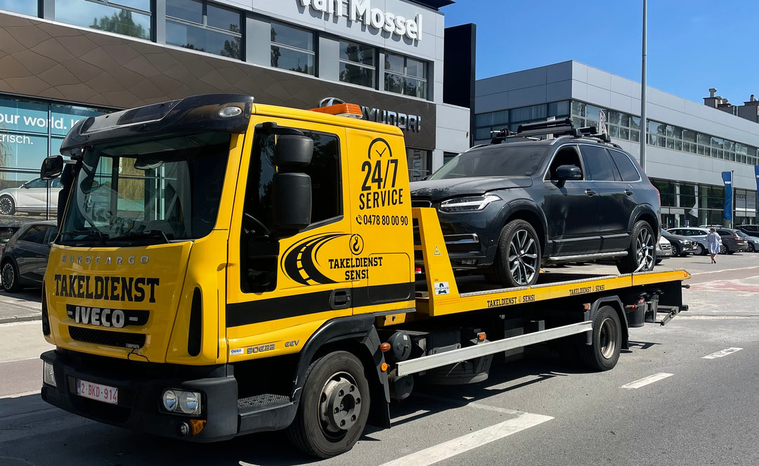 Takeldienst Sensi takelt een personenwagen weg in de regio Antwerpen